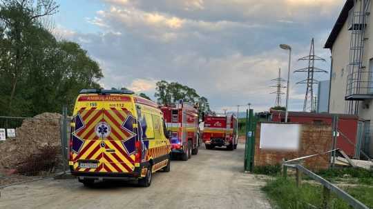 Na snímke hasiči a ambulancie rýchlej zdravotnej i lekárskej pomoci po páde vetroňa v Martine.