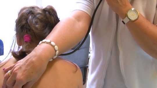 lekárka počúva dieťa stetoskopom