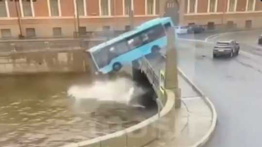 Havária autobusu v Petrohrade.