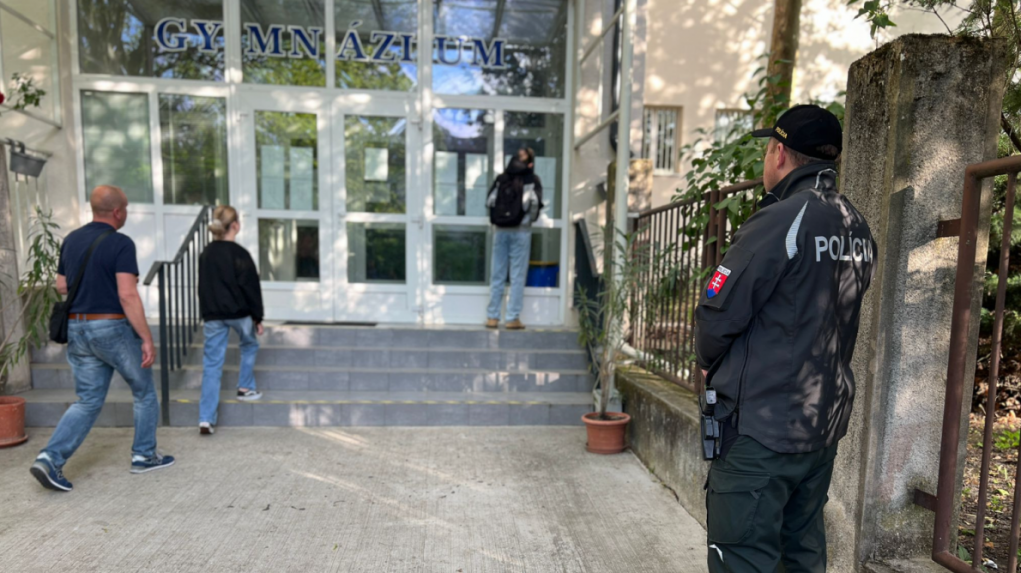 Polícia na celom Slovensku od rána dohliada na bezpečnosť detí pred budovami škôl