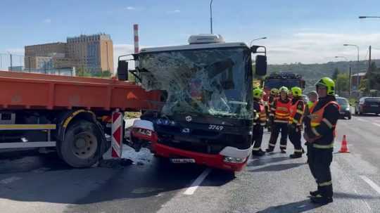 VIDEO: V Prahe sa zrazil autobus s nákladným autom, hlásia viac ako desiatku zranených