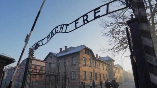 Brána v koncentračnom tábore Auschwitz v meste Osvienčim.