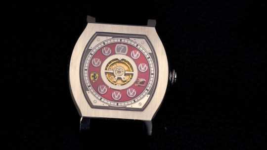 Model hodiniek od výrobcu F. P. Journe s ciferníkom v červenej farbe, typické pre Schumacherovu pretekársku stajňu Ferrari, so symbolmi jeho siedmich titulov majstra sveta.