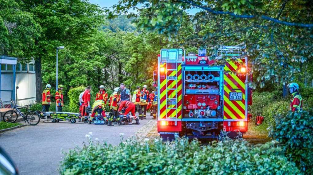 Štyri deti utrpeli vážne zranenia po tom, ako sa prepadli strechou športového centra v nemeckom meste