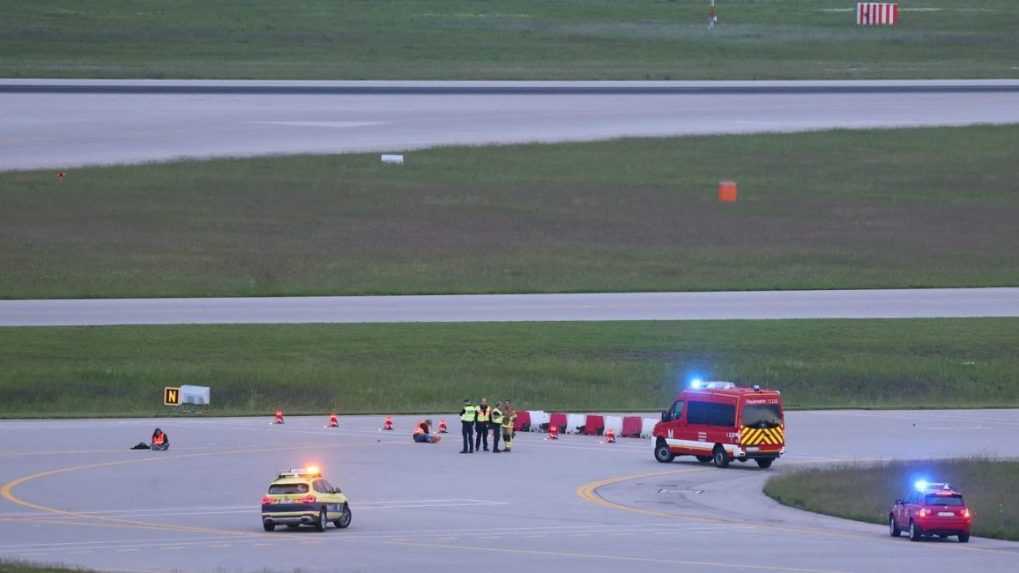 Klimatickí aktivisti sa prilepili na dráhy. Letisko v Mníchove dočasne prerušilo prevádzku