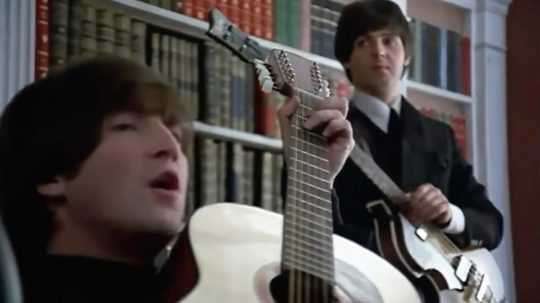 Na snímke John Lennon hrá na 12-strunovej gitare Framus v scéne z filmu Help!