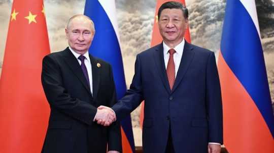 Ruský prezident Vladimir Putin (vľavo) a čínsky prezident Si Ťin-pching (vpravo).