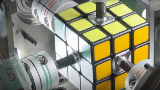 Robot v Japonsku zložil Rubikovu kocku za 0,305 sekundy.