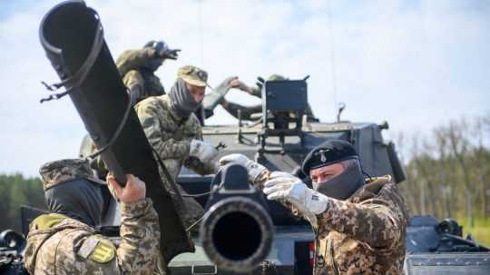 Na snímke ukrajinskí vojaci.