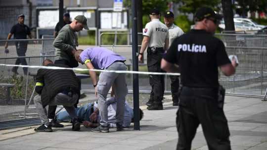 Policajti zatýkajú muža po streľbe na predsedu vlády Roberta Fica na výjazdovom rokovaní vlády v Handlovej.