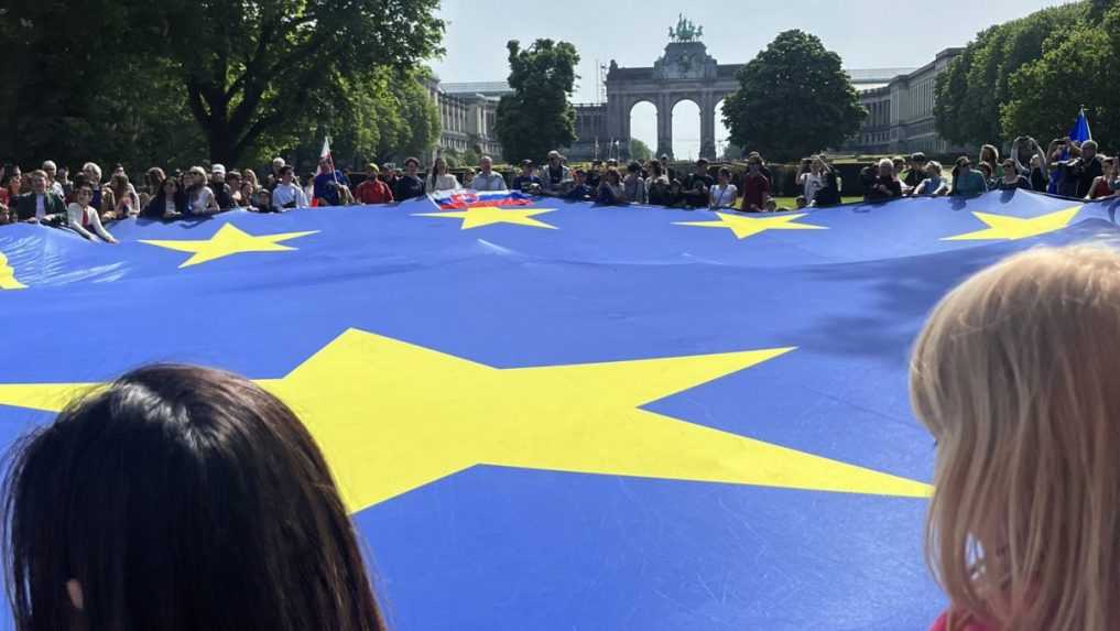 Stovky ľudí v Bruseli roztiahli obrovskú vlajku EÚ. Pripomenuli si výročie rozšírenia