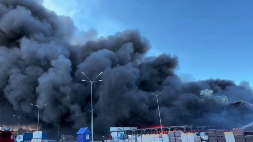 VIDEO: Rusko zasiahlo hypermarket v meste Charkov. Hlásia mŕtvych aj zranených, mohlo v ňom byť vyše 200 ľudí