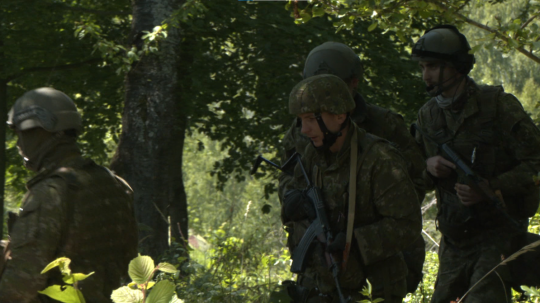 Slovenskí vojaci počas vojenského cvičenia.