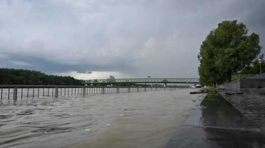 Na snímke zvýšená hladina rieky Dunaj v Bratislave.