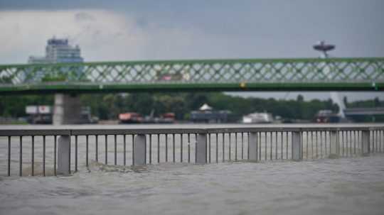 Zvýšená hladina rieky Dunaj na Nábreží Eurovea.