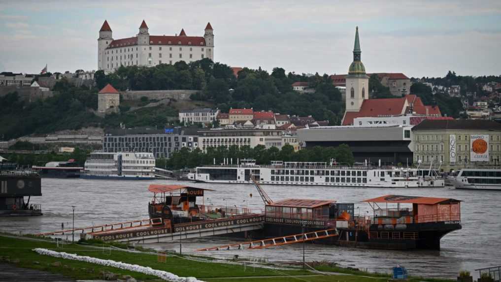 PohÃ„Â¾ad na BratislavskÃƒÂ½ hrad a rozvodnenÃƒÂ½ Dunaj.