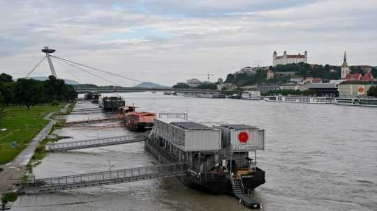 Pripevnené lode na brehu rozvodneného Dunaja.
