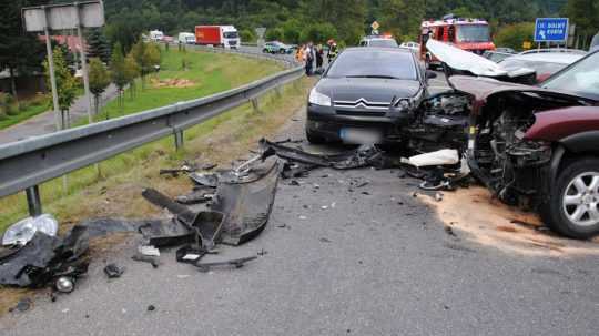 Dopravná nehoda troch osobných áut.