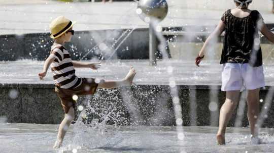 Deti si užívajú horúci deň vo fontáne Družba na Námestí slobody v Bratislave.