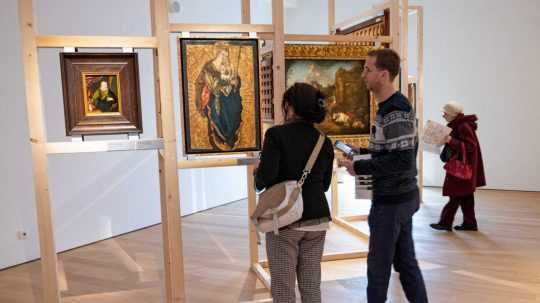 Návštevníci galérie obdivujú diela.