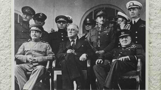 Na ilustračnej snímke fotoreprodukcia – J. Stalin, F. Roosevelt a W. Churchill na Teheránskej konferencii.