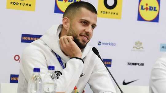 Na snímke slovenský futbalový reprezentant Dávid Hancko počas tlačovej konferencie.