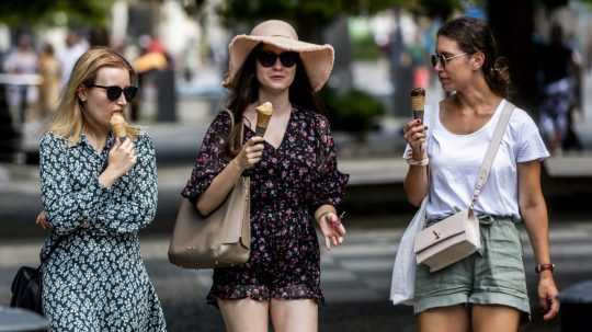 Ženy so zmrzlinou na Hviezdoslavovom námestí.