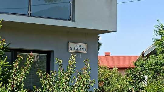 Ulica Dr. Jozefa Tisu vo Varíne.