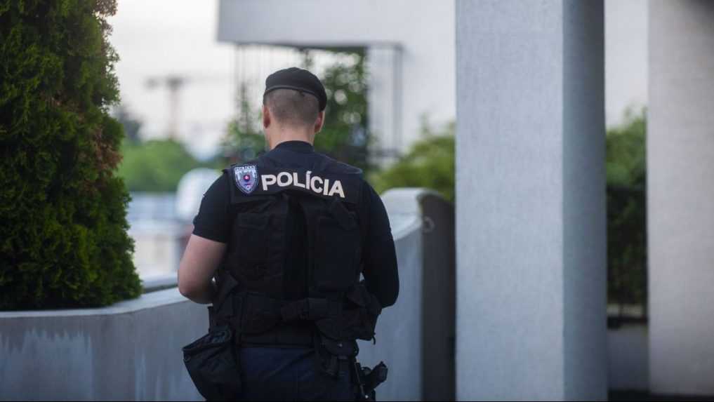 Polícia vzala do väzby ďalšieho muža za schvaľovanie atentátu na premiéra. V jeho príbytku našli fotografie politikov