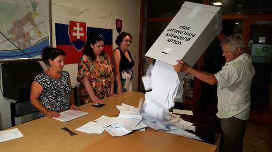 Spočítavanie hlasov po uzatvorení volebnej miestnosti v obci Moča, v okrese Komárno.