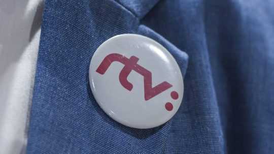 Odznak s logom RTVS.