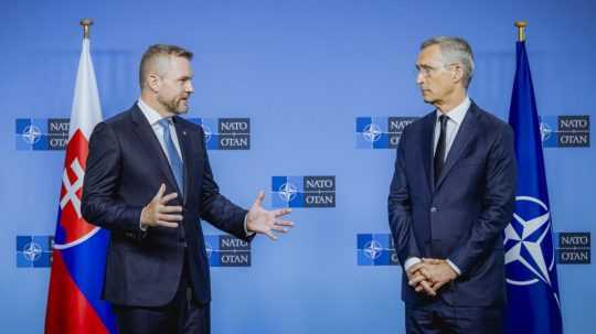 Na snímke zľava prezident SR Peter Pellegrini a generálny tajomník NATO Jens Stoltenberg počas ich stretnutia v Bruseli.