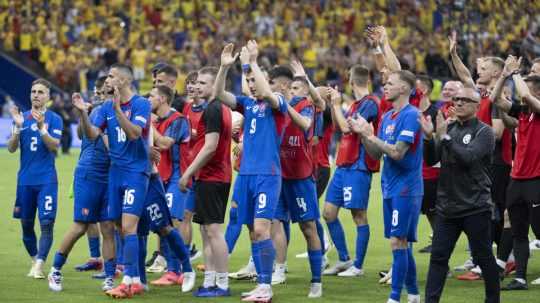 Slovenskí futbalisti oslavujú postup do osemfinále ME v Nemecku.