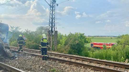 Pri nehode vlaku s autobusom pri Nových Zámkoch zomrelo sedem osôb.