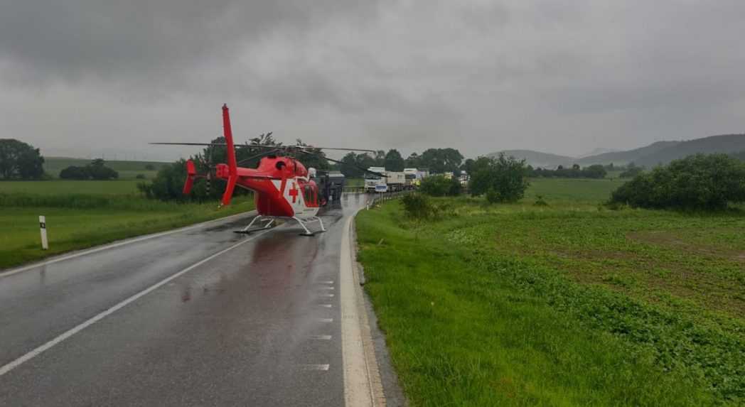 Vážna nehoda v okrese Turčianske Teplice: Auto sa zrazilo s nákladným vozidlom, zasahoval aj vrtuľník