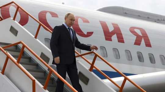 Na snímke ruský prezident Vladimir Putin vystupuje z lietadla.