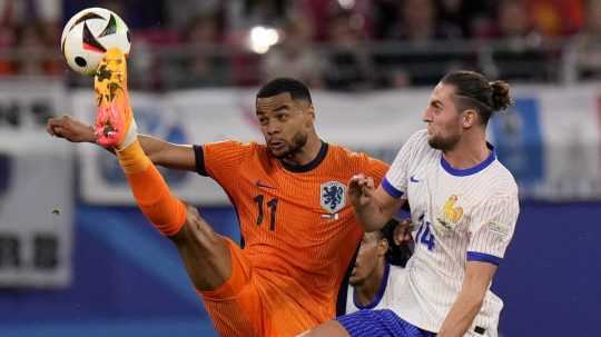 Holandský hráč Cody Gakpo (vľavo) v súboji s Francúzom Adrienom Rabiotom počas zápasu D-skupiny Holandsko - Francúzsko.