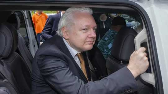 Zakladateľ WikiLeaks Julian Assange opúšťa federálny súd.