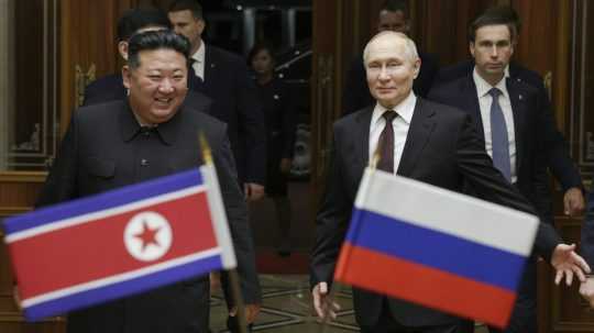 Ruský prezident Vladimir Putin (vpravo) a severokórejský vodca Kim Čong-un.