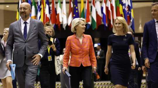 Predseda Európskej rady Charles Michel, predsedníčka Európskej komisie Ursula von der Leyenová, estónska premiérka Kaja Kallasová a belgický premiér Alexander De Croo.