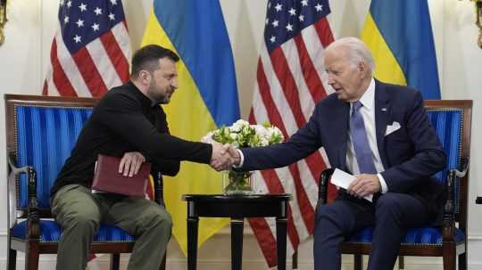 Archívna snímka - zľava ukrajinský prezident Volodymyr Zelenskyj a prezident USA Joe Biden.