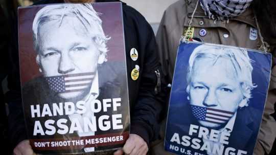Aktivisti s transparentmi na oslobodenie Juliana Assangea.