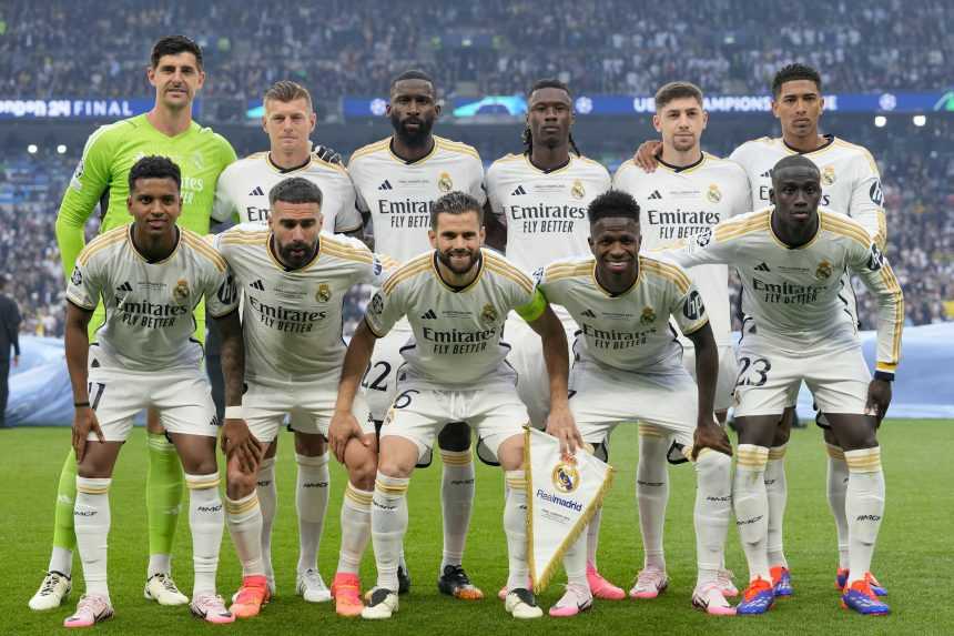 Základná jedenástka futbalistov Realu Madrid pózuje pred finálovým zápasom Ligy majstrov Borussia Dortmund.