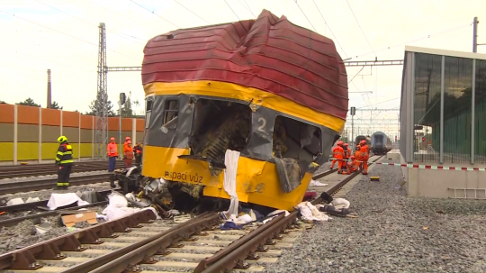 Pracovníci odstraňujú následky zrážky dvoch vlakov v Pardubiciach.