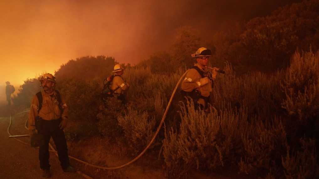 Hasenie prvého väčšieho požiaru neďaleko Los Angeles v tomto roku komplikuje silný vietor