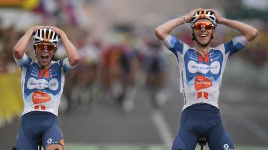 Francúzsky cyklista Romain Bardet (vpravo) z tímu DSM víťazí v úvodnej etape 111. ročníka najslávnejších cyklistických pretekov Tour de France.