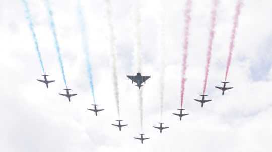 Prelet lietadiel Red Arrows na záver národného spomienkového podujatia Spojeného kráľovstva pri príležitosti 80. výročia Dňa D.