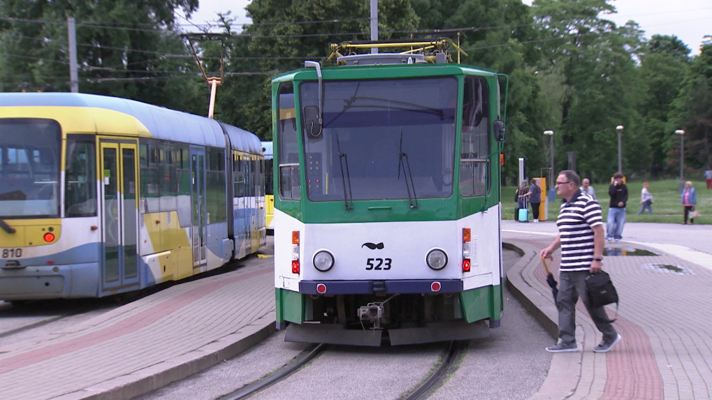 Nové električky v Košiciach nebudú, namiesto toho modernizujú staré. Niektorí mestskí poslanci to kritizujú