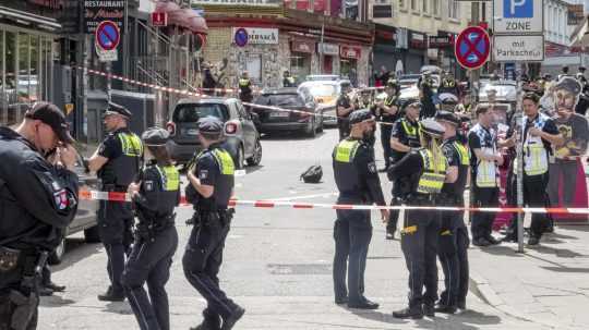 Polícia postrelila muža, ktorý ju v Hamburgu ohrozoval sekerou.