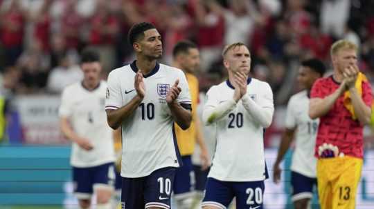 Futbalisti Anglicka ďakujú fanúšikom po zápase.